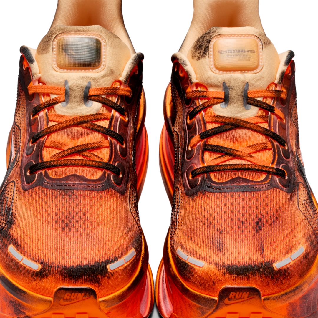 【2026年 3/28 & 4/8 発売】Melitta Baumeister x NIKE VOMERO PREMIUM “Total Orange/Black” (メリッタ・バウマイスター ナイキ ボメロ プレミアム “オレンジ/ブラック”) [IQ7166-800]