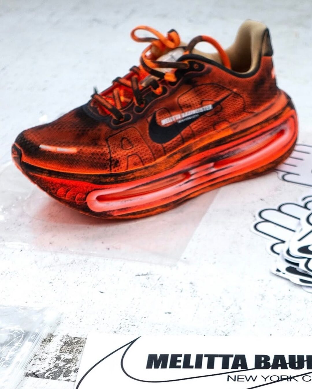 【2026年 発売予定】Melitta Baumeister x NIKE VOMERO PREMIUM “Total Orange/Black” (メリッタ・バウマイスター ナイキ ボメロ プレミアム “オレンジ/ブラック”) [IQ7166-800]