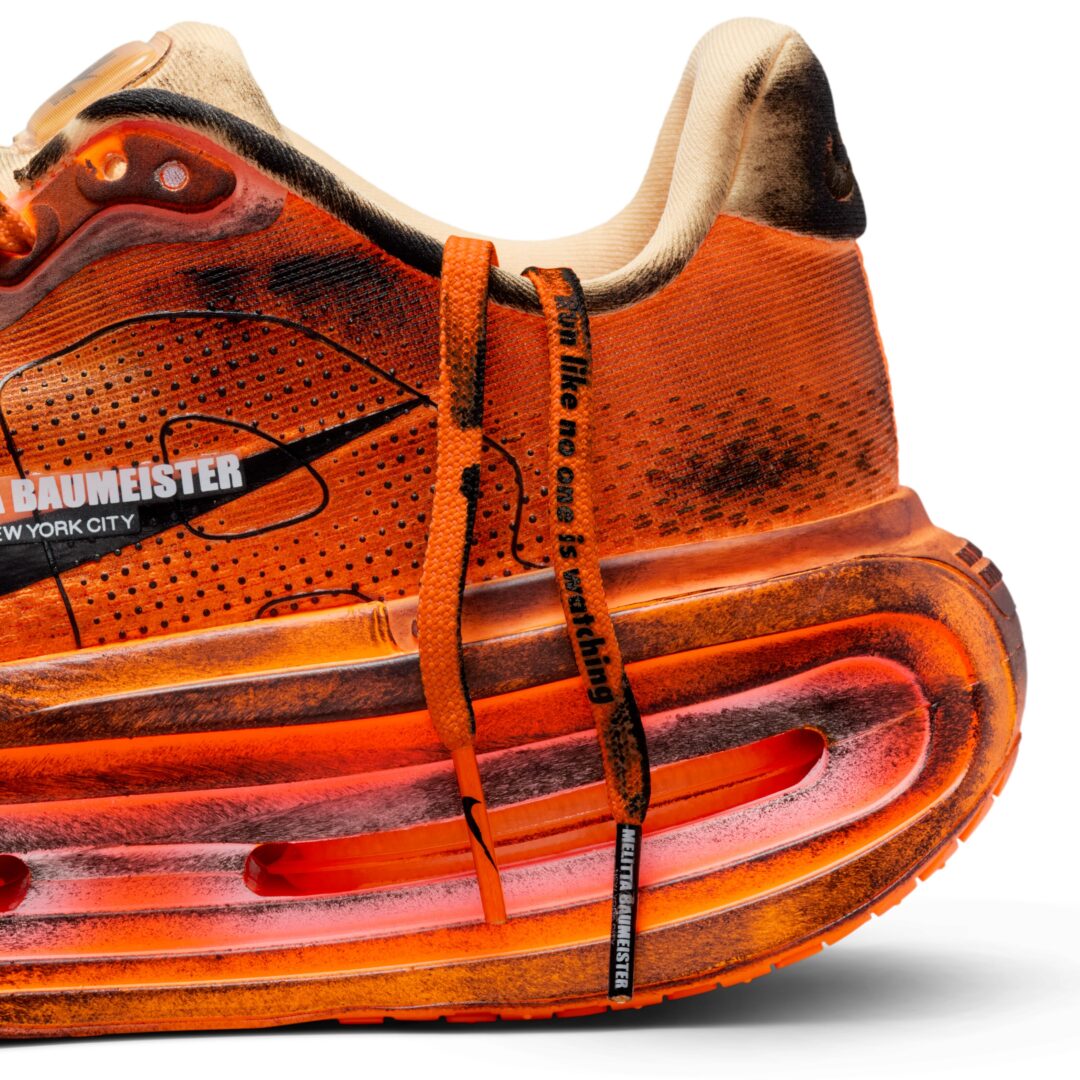 【2026年 3/28 & 4/8 発売】Melitta Baumeister x NIKE VOMERO PREMIUM “Total Orange/Black” (メリッタ・バウマイスター ナイキ ボメロ プレミアム “オレンジ/ブラック”) [IQ7166-800]