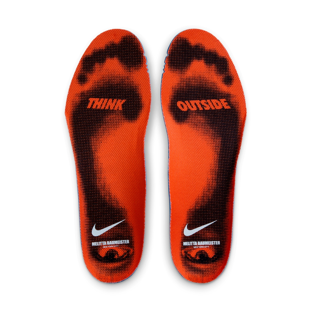 【2026年 3/28 & 4/8 発売】Melitta Baumeister x NIKE VOMERO PREMIUM “Total Orange/Black” (メリッタ・バウマイスター ナイキ ボメロ プレミアム “オレンジ/ブラック”) [IQ7166-800]