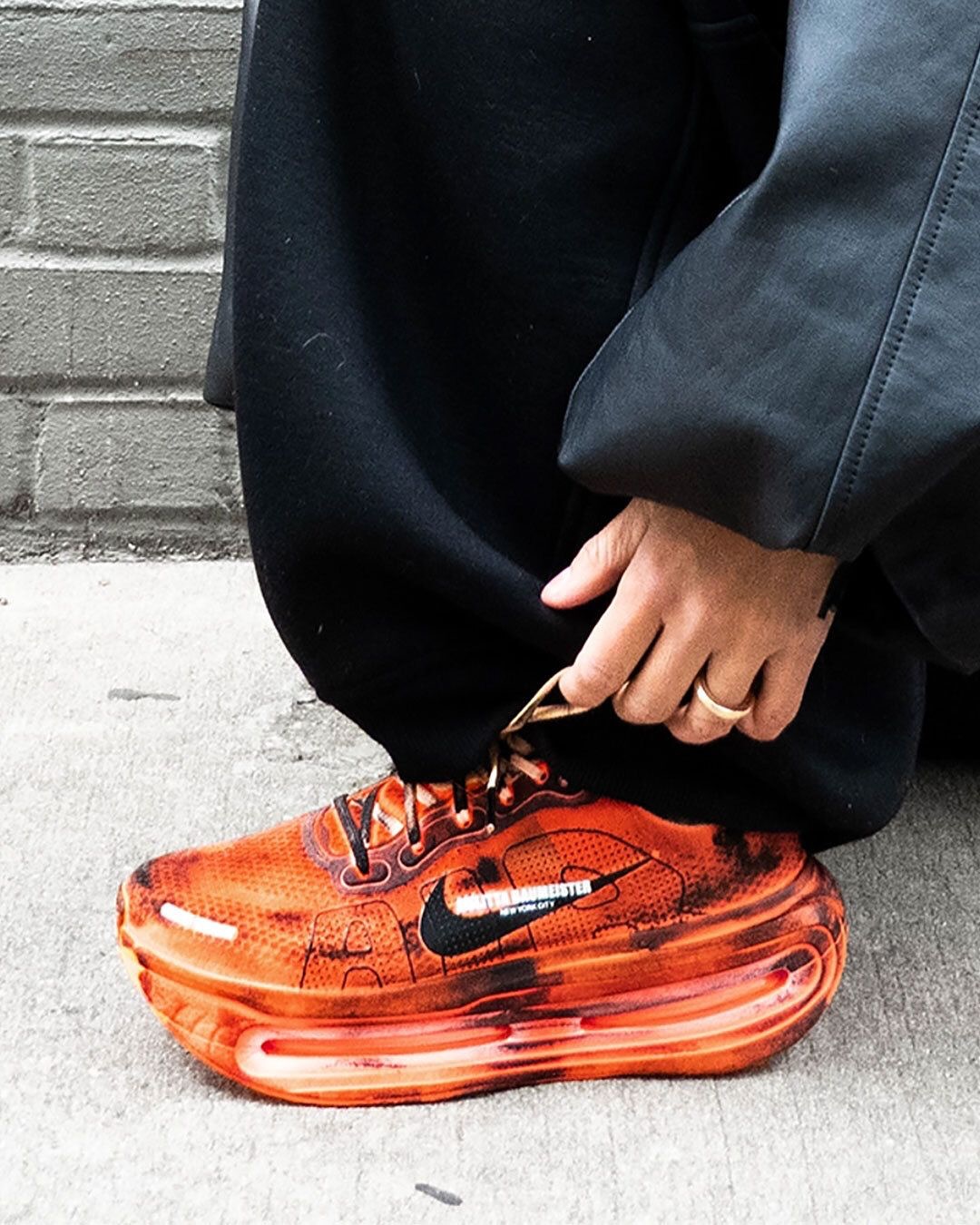 【2026年 発売予定】Melitta Baumeister x NIKE VOMERO PREMIUM “Total Orange/Black” (メリッタ・バウマイスター ナイキ ボメロ プレミアム “オレンジ/ブラック”) [IQ7166-800]