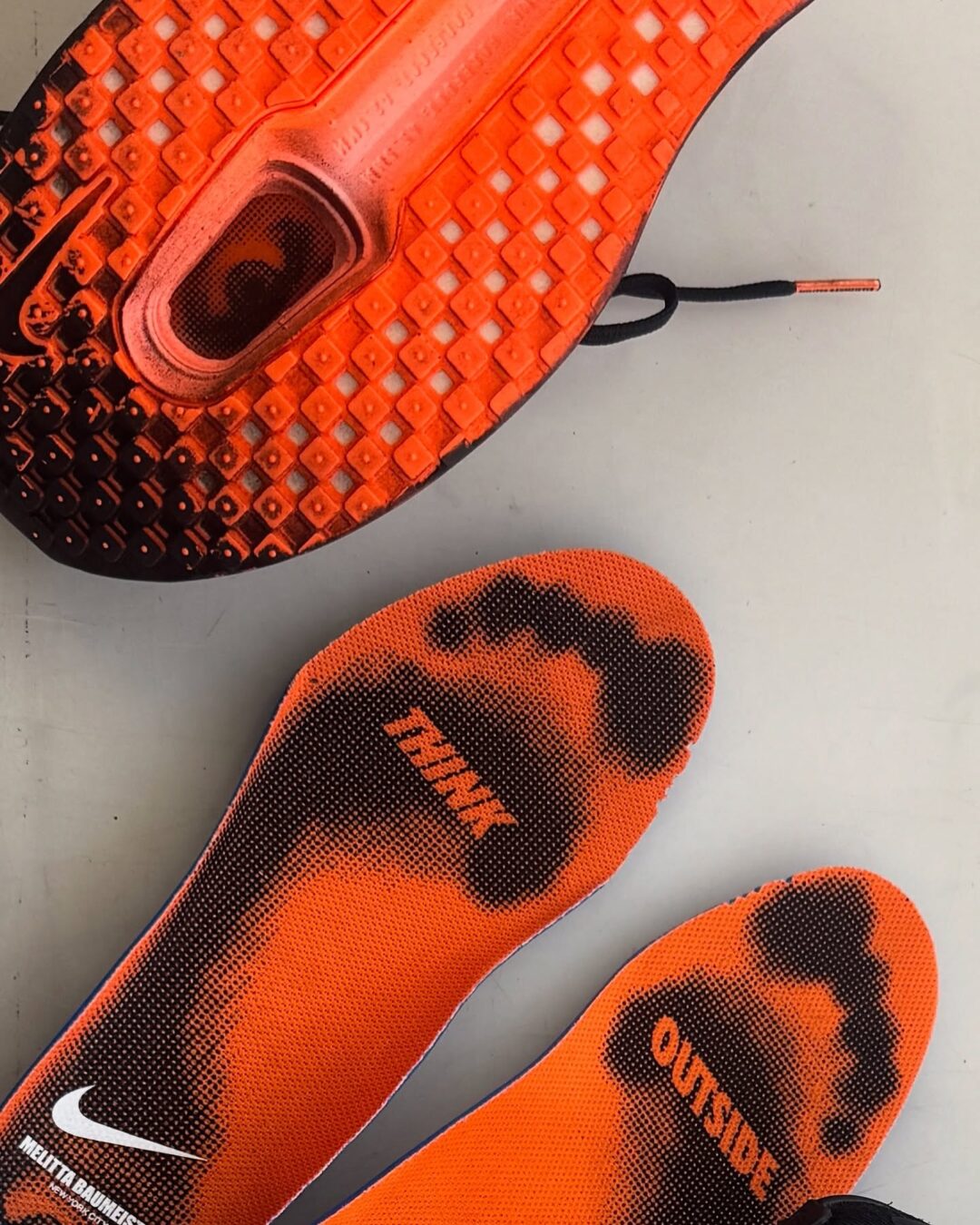 【2026年 発売予定】Melitta Baumeister x NIKE VOMERO PREMIUM “Total Orange/Black” (メリッタ・バウマイスター ナイキ ボメロ プレミアム “オレンジ/ブラック”) [IQ7166-800]