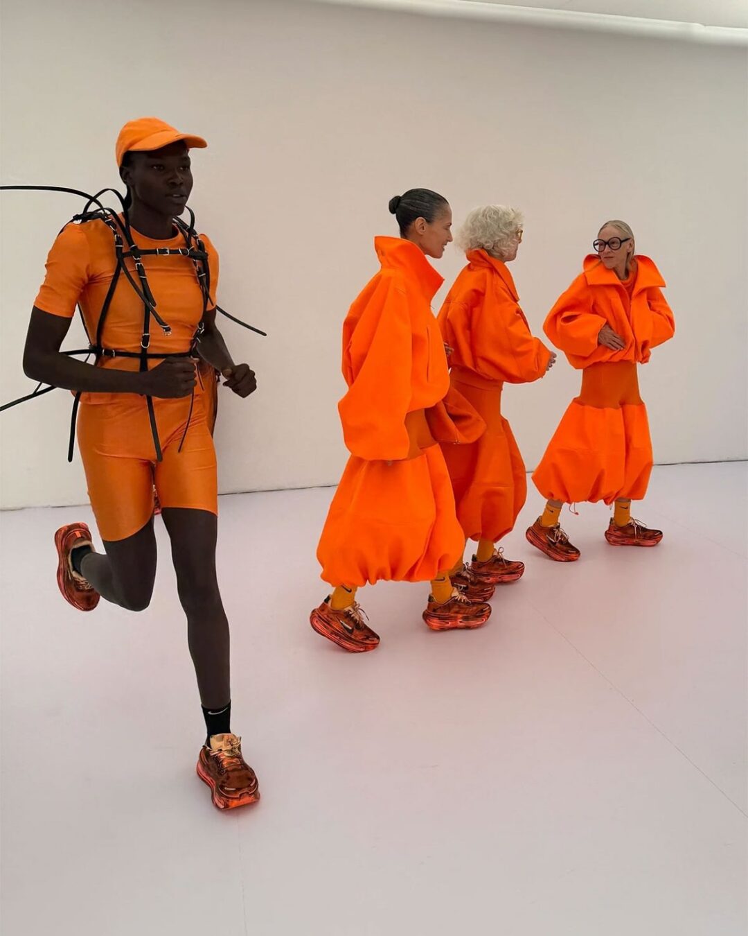 【2026年 発売予定】Melitta Baumeister x NIKE VOMERO PREMIUM “Total Orange/Black” (メリッタ・バウマイスター ナイキ ボメロ プレミアム “オレンジ/ブラック”) [IQ7166-800]