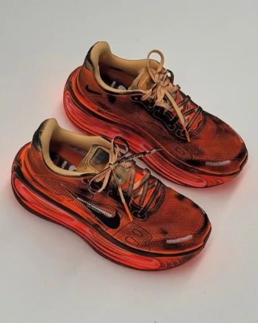 【2025年 発売予定】Melitta Baumeister x NIKE VOMERO PREMIUM “Total Orange/Black” (メリッタ・バウマイスター ナイキ ボメロ プレミアム “オレンジ/ブラック”) [IQ7166-800]