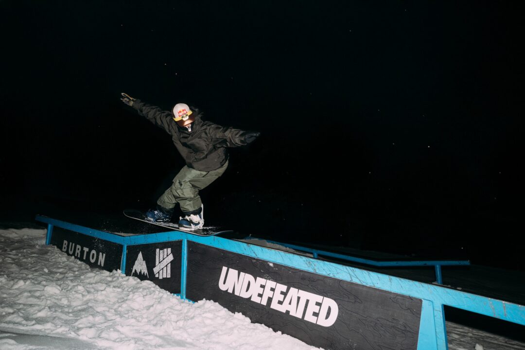 UNDEFEATED × BURTON 2026 SS コラボコレクションが1/21 発売 (アンディフィーテッド バートン)