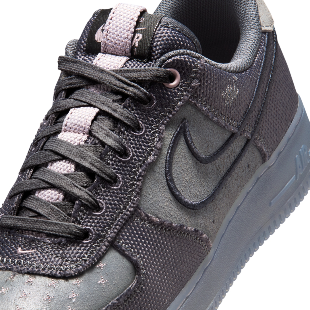 【2026年 春 発売予定】NIKE AIR FORCE 1 LOW “Anthracite/Iron Grey” (ナイキ エア フォース ロー “アンスラサイト/グレー/バイオレット”) [IQ0614-060]