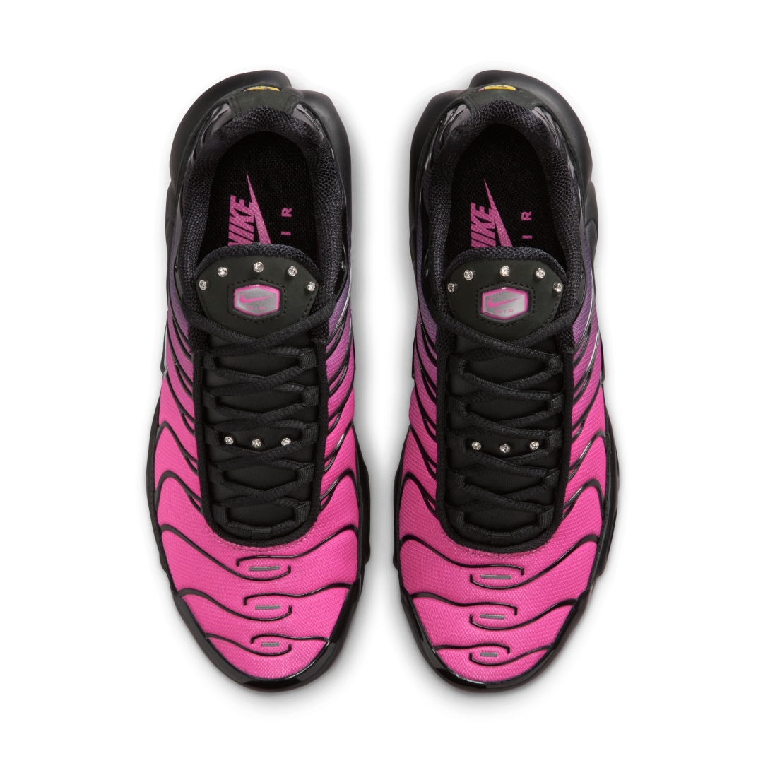 【2026年 発売予定】NIKE W AIR MAX PLUS “Black/Metallic Silver/Peony” (ナイキ エア マックス プラス “ブラック/シルバー/ピオニー”) [IM3985-001]