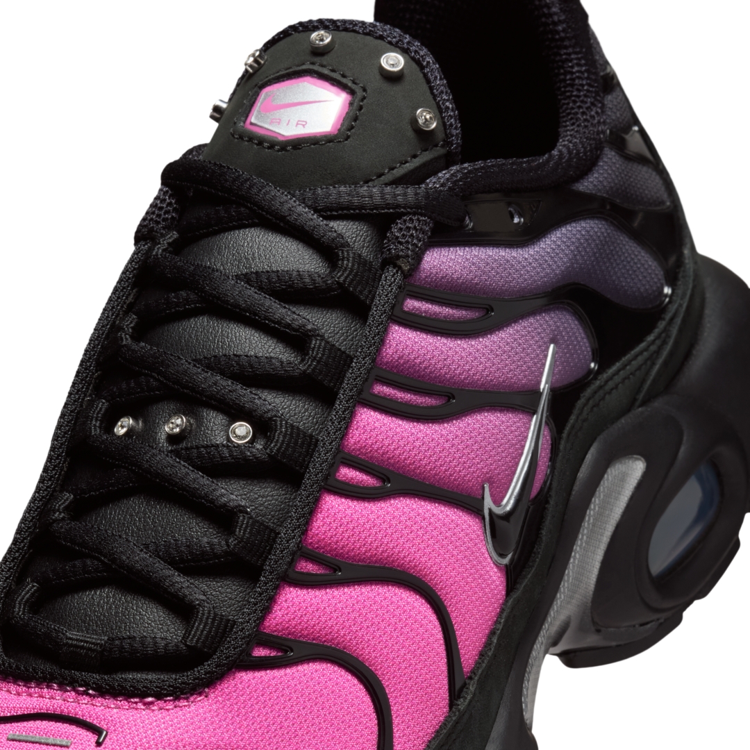【2026年 発売予定】NIKE W AIR MAX PLUS “Black/Metallic Silver/Peony” (ナイキ エア マックス プラス “ブラック/シルバー/ピオニー”) [IM3985-001]