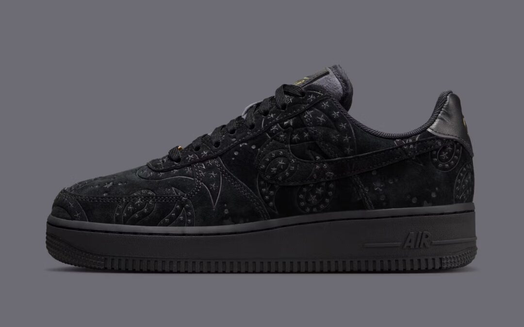 【2026年 春 発売予定】NIKE AIR FORCE 1 LOW SUEDE “Paisley/Black/Metallic Gold” (ナイキ エア フォース 1 ロー スエード “ペイズリー/ブラック/ゴールド”) [IO1259-001]