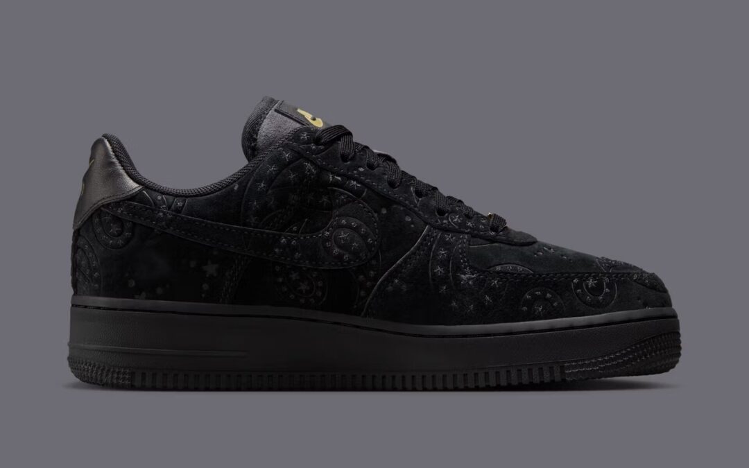 【2026年 春 発売予定】NIKE AIR FORCE 1 LOW SUEDE “Paisley/Black/Metallic Gold” (ナイキ エア フォース 1 ロー スエード “ペイズリー/ブラック/ゴールド”) [IO1259-001]