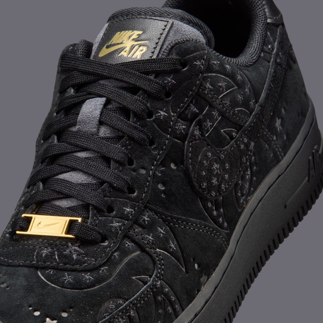 【2026年 春 発売予定】NIKE AIR FORCE 1 LOW SUEDE “Paisley/Black/Metallic Gold” (ナイキ エア フォース 1 ロー スエード “ペイズリー/ブラック/ゴールド”) [IO1259-001]