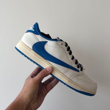 【2026年 発売予定】FRAGMENT × Travis Scott × NIKE BOOK 1 “Sail/Military Blue” (フラグメント トラヴィス・スコット ナイキ ブック 1 “セイル/ミリタリーブルー”)
