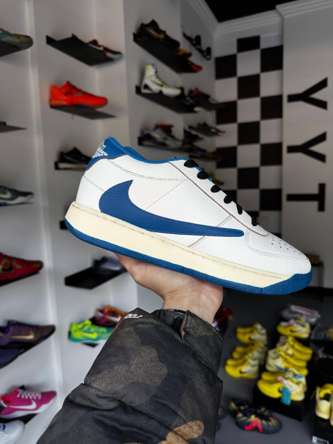 【2026年 発売予定】FRAGMENT × Travis Scott × NIKE BOOK 1 “Sail/Military Blue” (フラグメント トラヴィス・スコット ナイキ ブック 1 “セイル/ミリタリーブルー”)