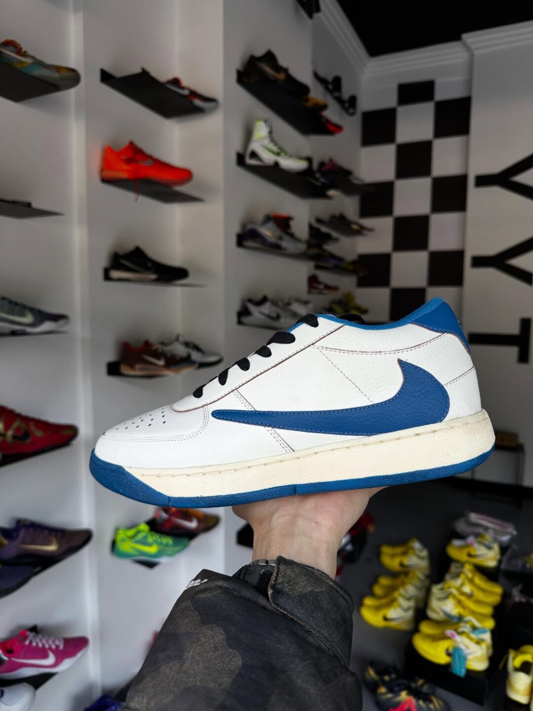 【2026年 発売予定】FRAGMENT × Travis Scott × NIKE BOOK 1 “Sail/Military Blue” (フラグメント トラヴィス・スコット ナイキ ブック 1 “セイル/ミリタリーブルー”)