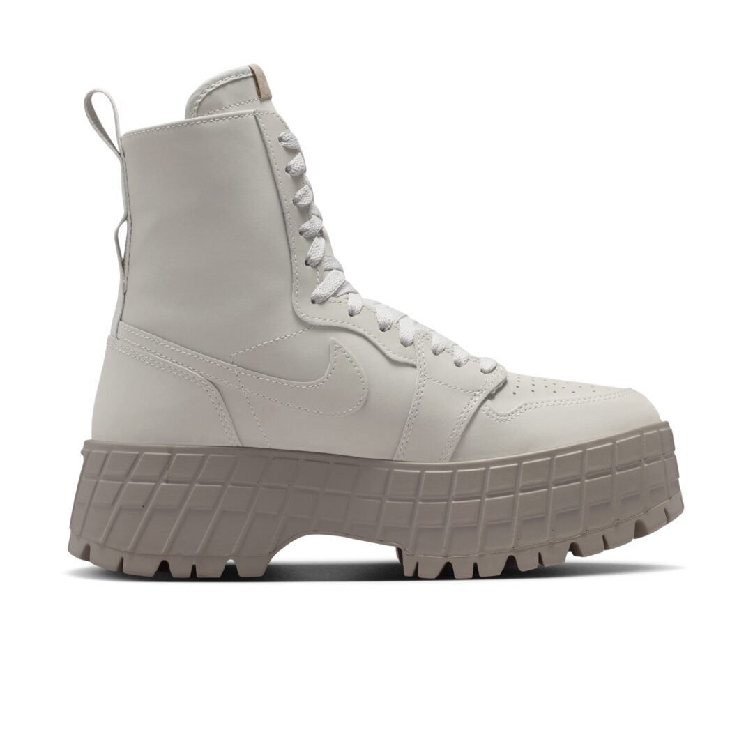 【2026年 発売予定】NIKE WMNS AIR JORDAN 1 HIGH BROOKLYN “Pale Grey/Enigma Stone” (ナイキ ウィメンズ ナイキ エア ジョーダン 1 ハイ ブルックリン “ぺールグレー”) [IR0837-099]