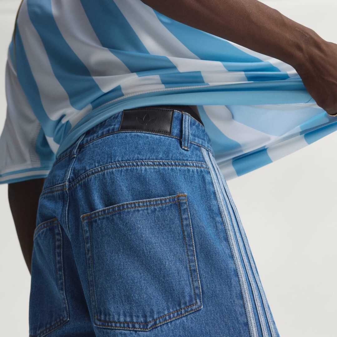 「アディダス アディカラー デニム 2026 SS」から3ストライプをあしらったバギーデニムが発売 (adidas Adicolor Denim Baggy Denim Pants) [KD1497/KD1499]