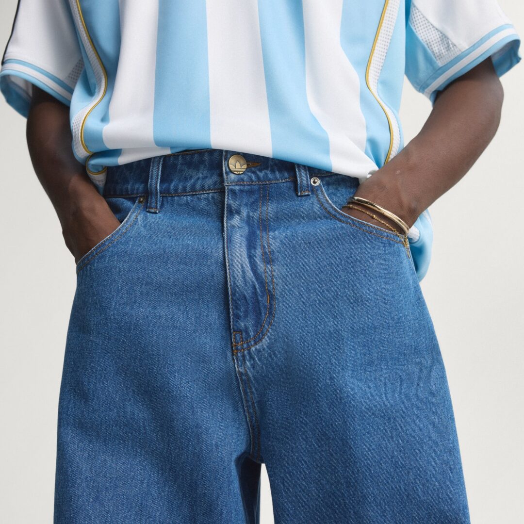 「アディダス アディカラー デニム 2026 SS」から3ストライプをあしらったバギーデニムが発売 (adidas Adicolor Denim Baggy Denim Pants) [KD1497/KD1499]