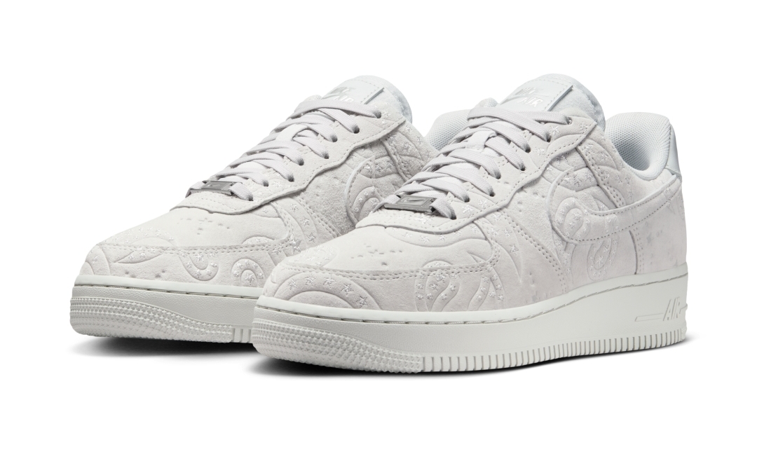 【2026年 1/19 発売】NIKE AIR FORCE 1 LOW SUEDE “Paisley/Grey Fog/Metallic Silver” (ナイキ エア フォース 1 ロー スエード “ペイズリー/グレーフォグ/メタリックシルバー”) [IO1259-002]