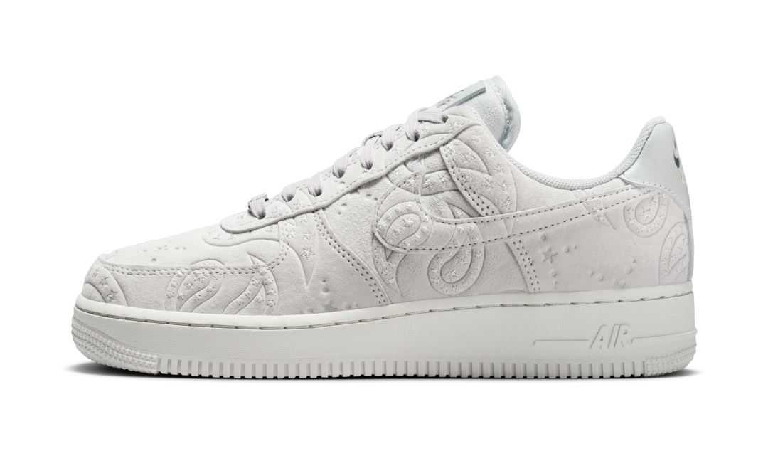 【2026年 1/19 発売】NIKE AIR FORCE 1 LOW SUEDE “Paisley/Grey Fog/Metallic Silver” (ナイキ エア フォース 1 ロー スエード “ペイズリー/グレーフォグ/メタリックシルバー”) [IO1259-002]