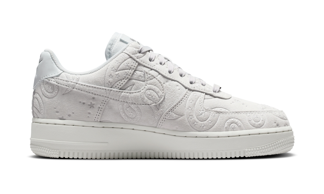 【2026年 1/19 発売】NIKE AIR FORCE 1 LOW SUEDE “Paisley/Grey Fog/Metallic Silver” (ナイキ エア フォース 1 ロー スエード “ペイズリー/グレーフォグ/メタリックシルバー”) [IO1259-002]