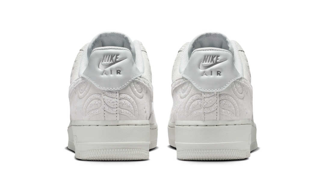 【2026年 1/19 発売】NIKE AIR FORCE 1 LOW SUEDE “Paisley/Grey Fog/Metallic Silver” (ナイキ エア フォース 1 ロー スエード “ペイズリー/グレーフォグ/メタリックシルバー”) [IO1259-002]