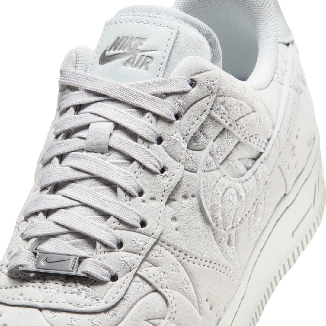 【2026年 1/19 発売】NIKE AIR FORCE 1 LOW SUEDE “Paisley/Grey Fog/Metallic Silver” (ナイキ エア フォース 1 ロー スエード “ペイズリー/グレーフォグ/メタリックシルバー”) [IO1259-002]