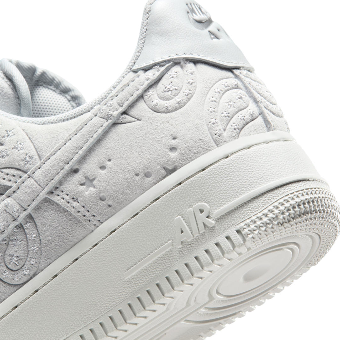 【2026年 1/19 発売】NIKE AIR FORCE 1 LOW SUEDE “Paisley/Grey Fog/Metallic Silver” (ナイキ エア フォース 1 ロー スエード “ペイズリー/グレーフォグ/メタリックシルバー”) [IO1259-002]