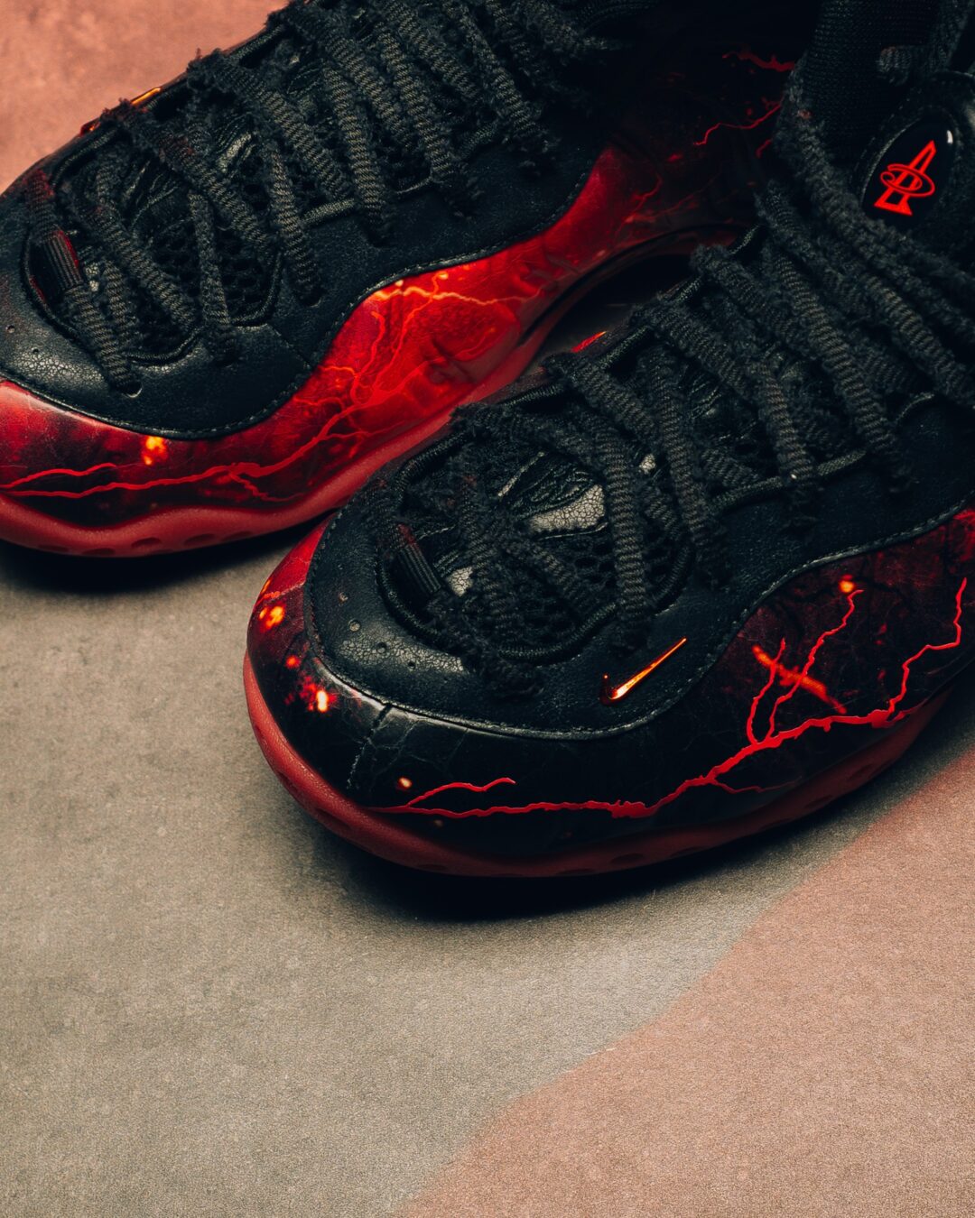 【2026年 2/13 発売予定】Stranger Things × NIKE AIR FOAMPOSITE ONE PREMIUM QS (ストレンジャー・シングス ナイキ エア フォームポジット ワン プレミアム) [IR7336-001]