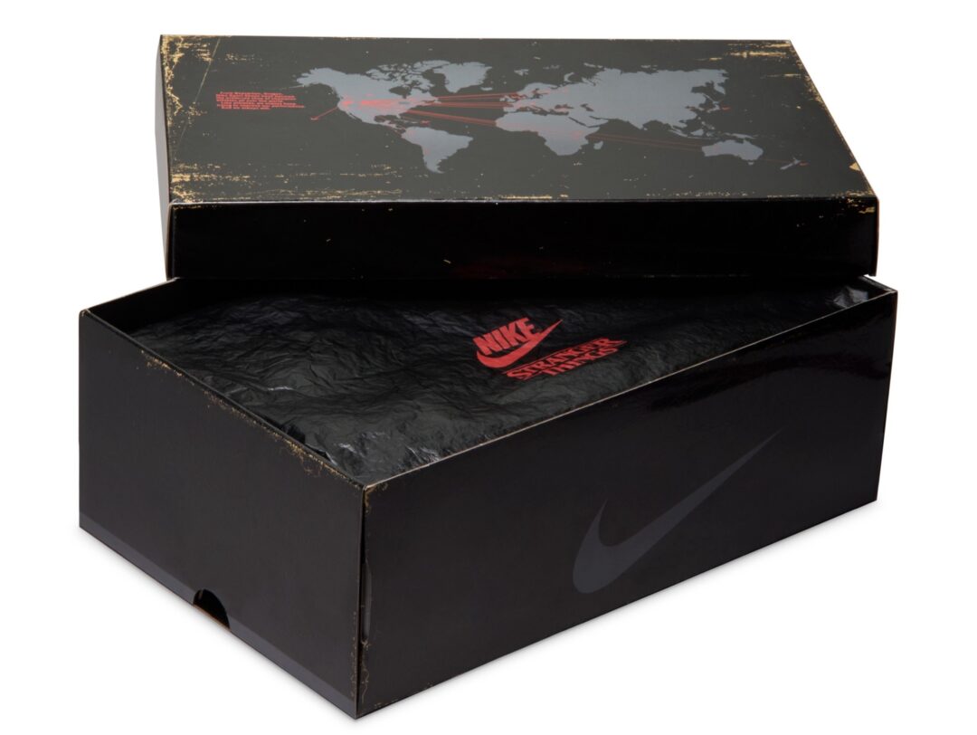 【2026年 2/13 発売予定】Stranger Things × NIKE AIR FOAMPOSITE ONE PREMIUM QS (ストレンジャー・シングス ナイキ エア フォームポジット ワン プレミアム) [IR7336-001]