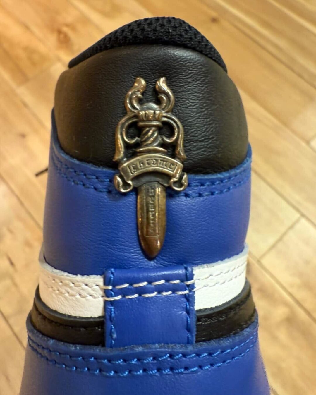 カスタムのChrome Hearts × FRAGMENT × NIKE AIR JORDAN 1 HIGH “Black/Sport Blue”が公開 (クロムハーツ フラグメント ナイキ エア ジョーダン 1 ハイ “ロイヤル”)