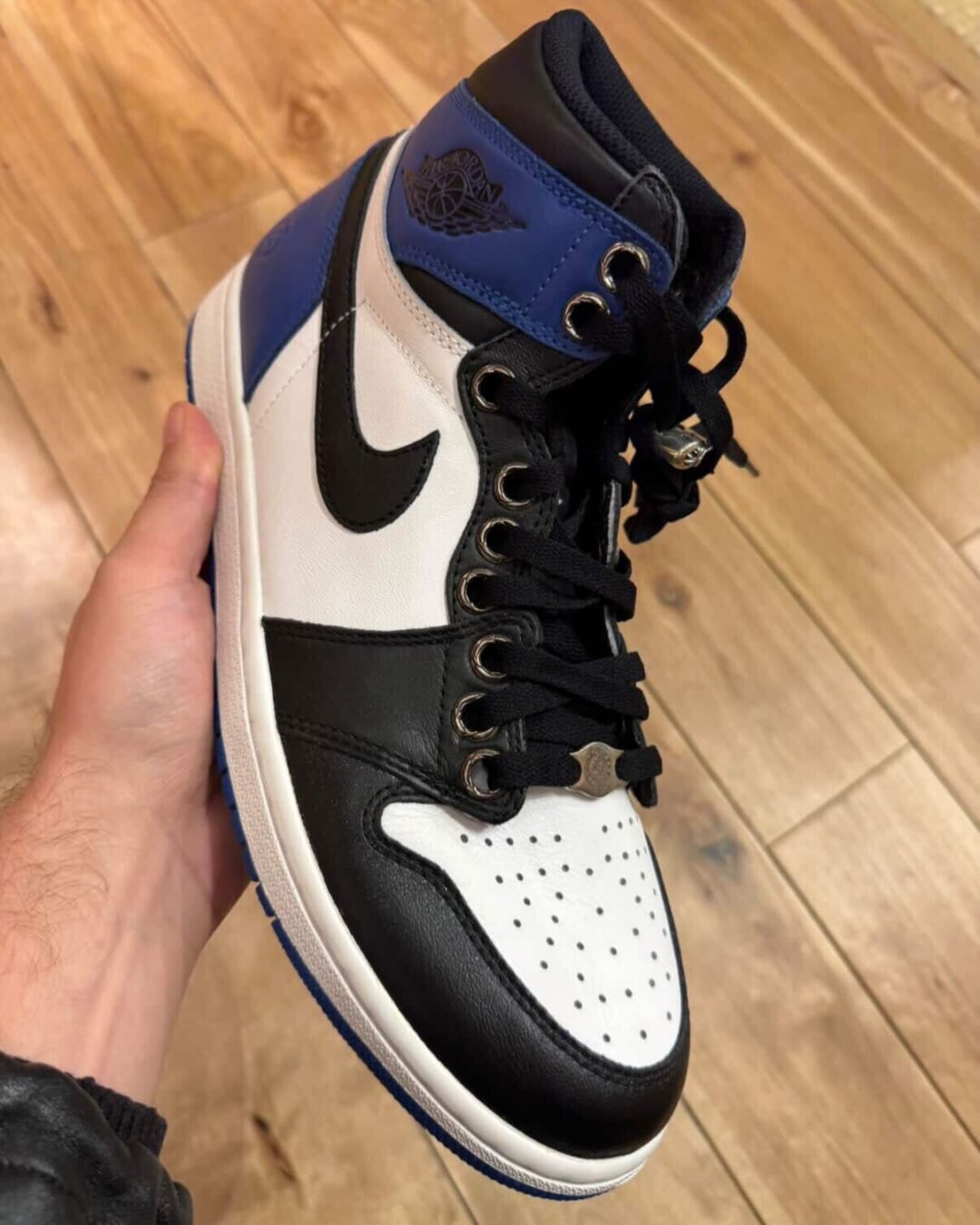 カスタムのChrome Hearts × FRAGMENT × NIKE AIR JORDAN 1 HIGH “Black/Sport Blue”が公開 (クロムハーツ フラグメント ナイキ エア ジョーダン 1 ハイ “ロイヤル”)