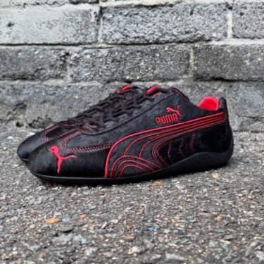 【2026年 1/1 発売】PUMA SPEEDCAT NRG YOTH "PUMA Black/For All Time Red" (プーマ スピードキャット) [404590-01]