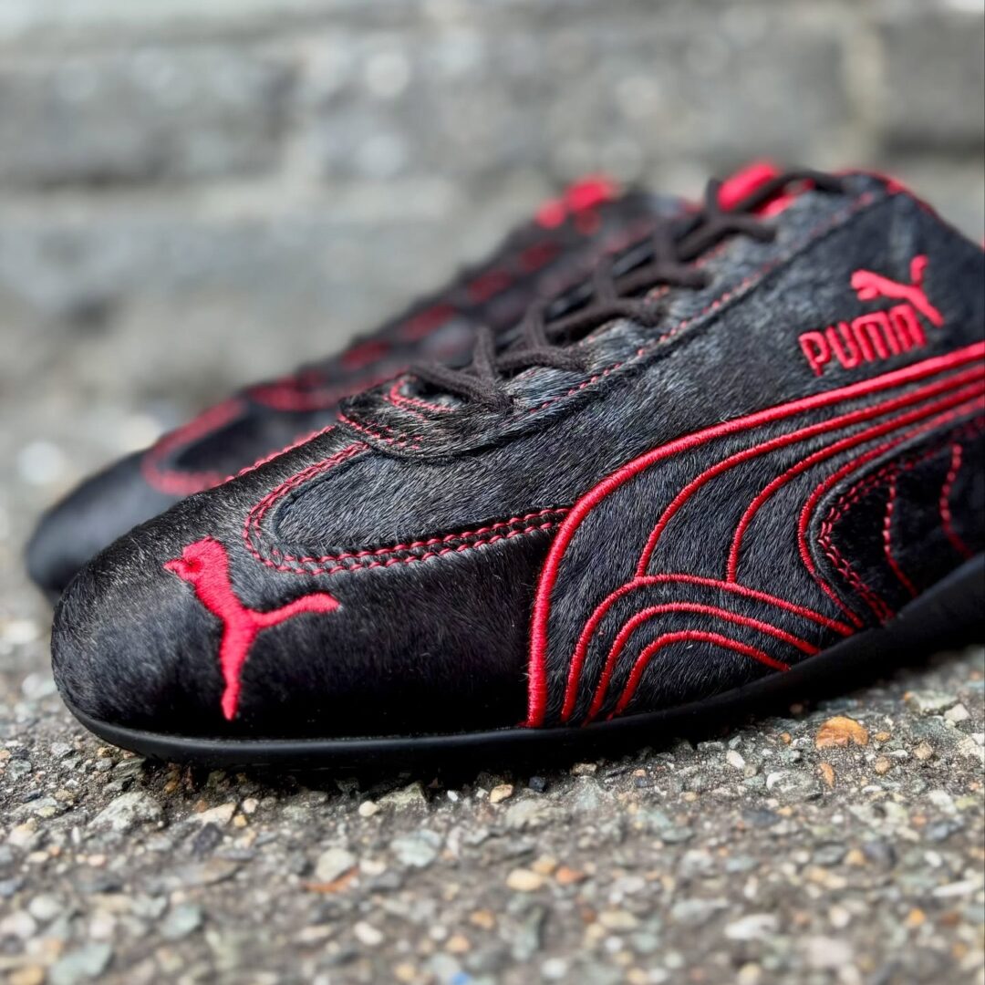 【2026年 1/1 発売】PUMA SPEEDCAT NRG YOTH “PUMA Black/For All Time Red” (プーマ スピードキャット) [404590-01]