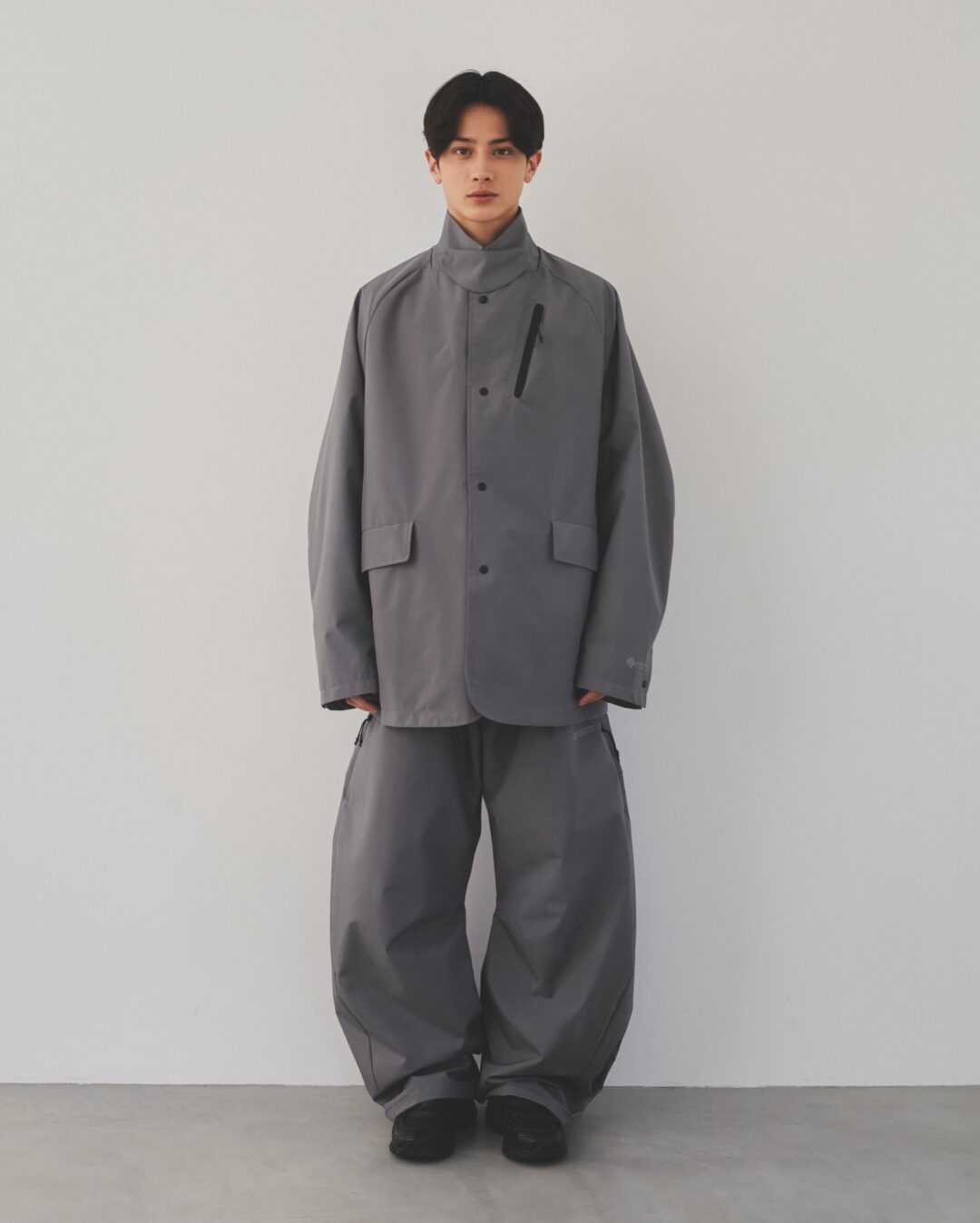CLESSTE × Plus Phenix 2026 SS 別注 “WINDSTOPPER by GORE-TEX CITY BARREL LEG PANTS”が1/31 発売 (クレスト プラスフェニックス ゴアテックス ウィンドストッパー パンツ)