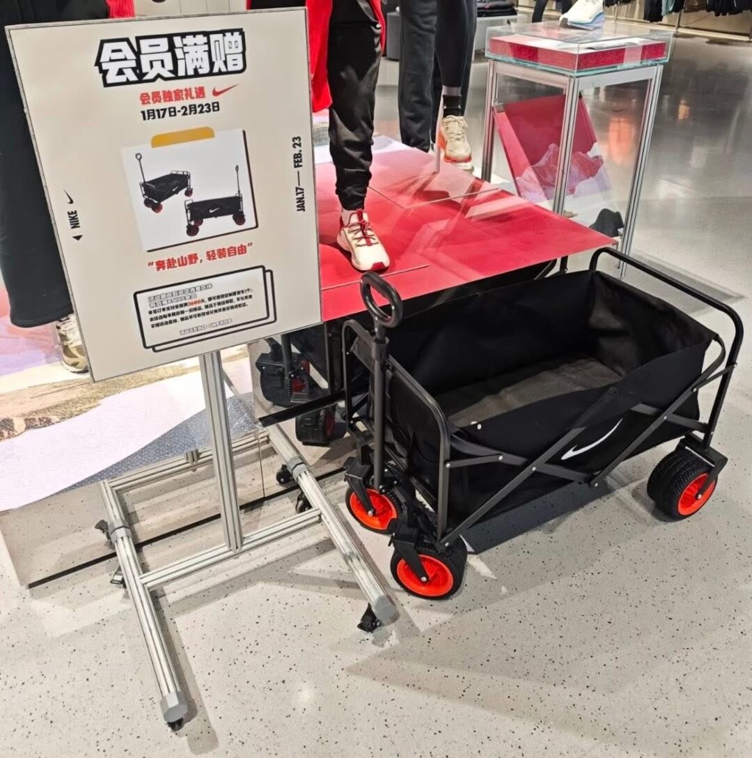 【海外限定ノベルティ】NIKE OUTDOOR CARRY WAGON “Black”が登場 (ナイキ アウトドア キャリー ワゴン “ブラック”)