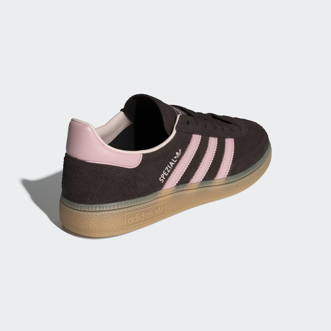 【2026年 2/6 発売】adidas Originals HANDBALL SPEZIAL “Aurora Coffee/Sandy Pink/Gum” (アディダス オリジナルス ハンドボール スペツィアル “コーヒー/ピンク”) [IH1507]