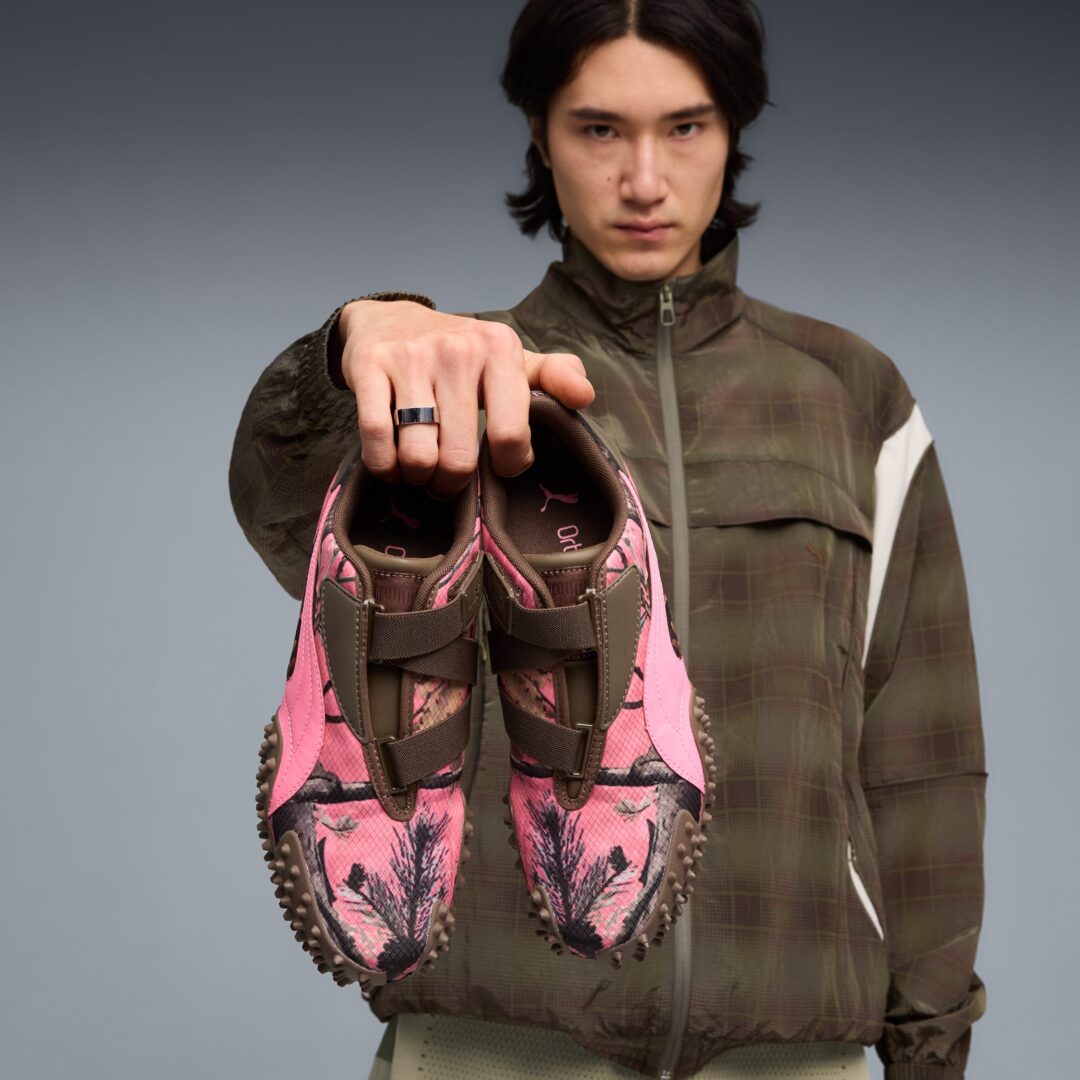 【2026年 2/20 発売】PUMA MOSTRO CAMO II “PUMA Black/Ice Coffee & Chocolate/Strawberry Burst” (プーマ モストロ カモ “ブラック/チョコレート”) [405312-01/405312-02]