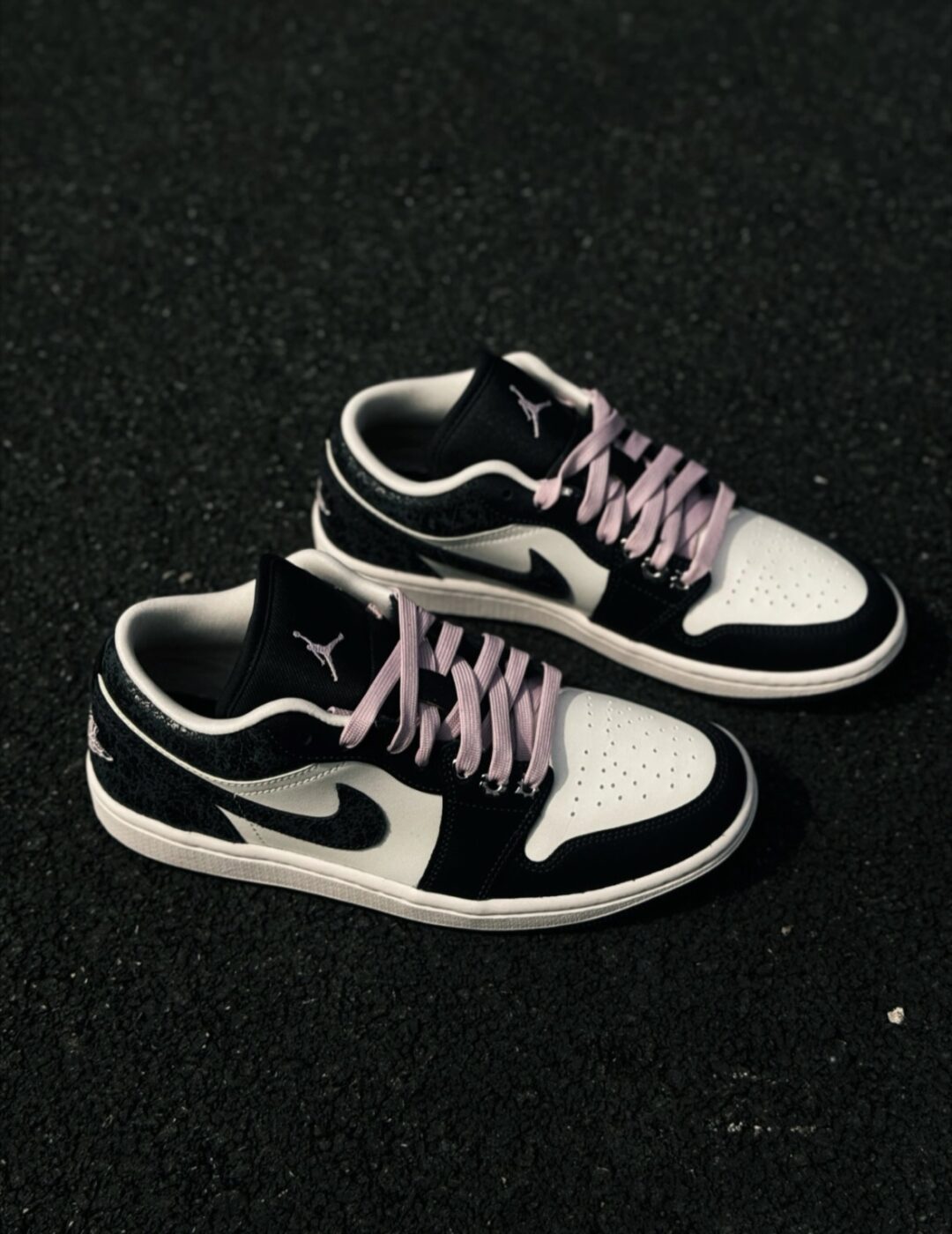【2026年 4/11 発売】NIKE AIR JORDAN 1 LOW SE “Anthracite/Iced Carmine” (ナイキ エア ジョーダン 1 ロー “アンスラサイト/アイズドカーマイン”) [II0595-001]