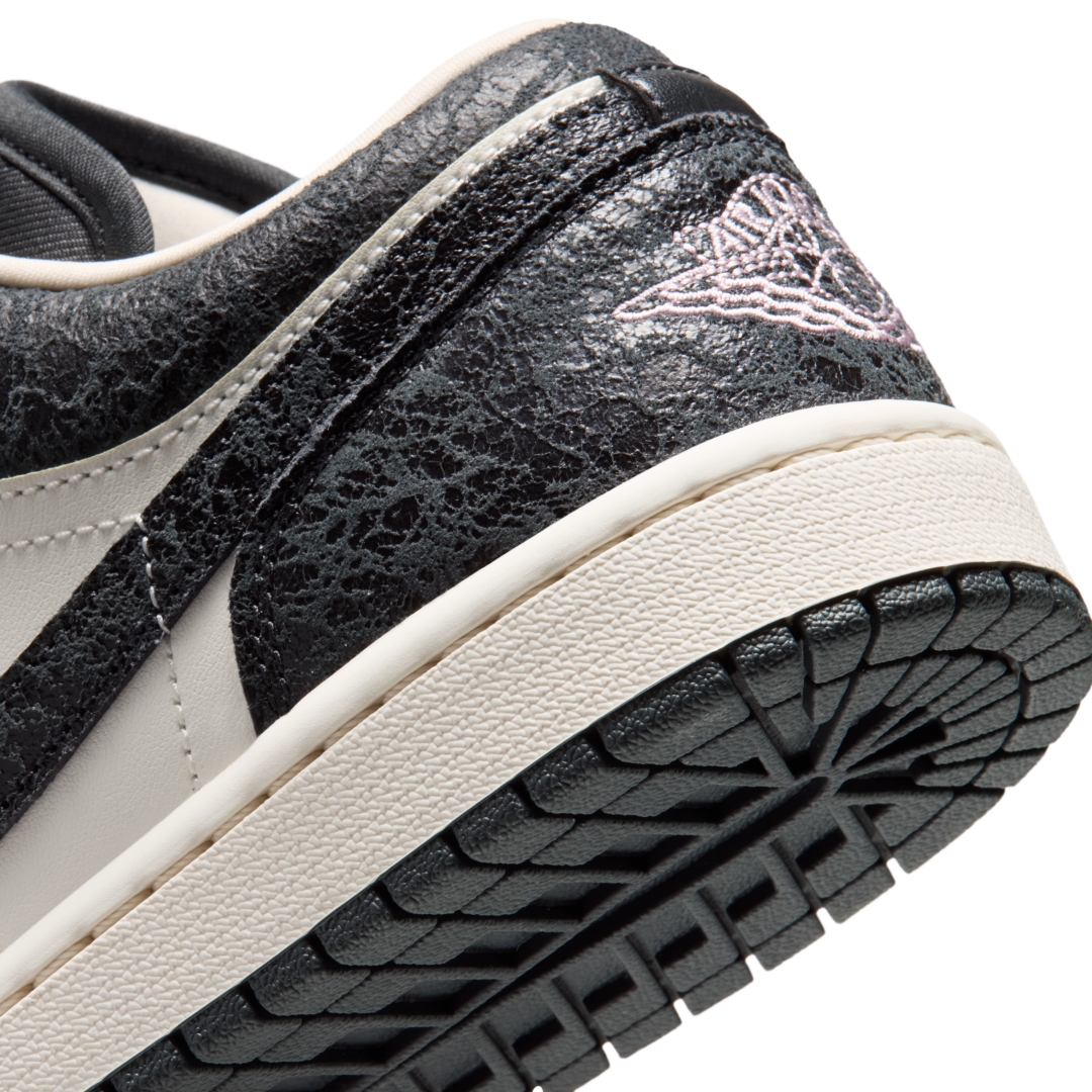 【2026年 発売予定】NIKE AIR JORDAN 1 LOW SE “Anthracite/Iced Carmine” (ナイキ エア ジョーダン 1 ロー “アンスラサイト/アイズドカーマイン”) [II0595-001]