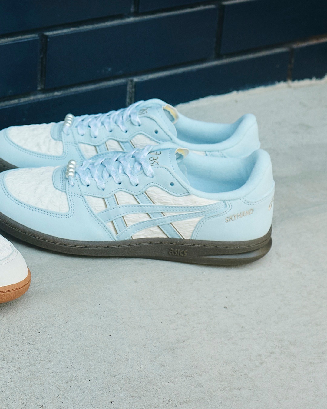 【2026年 3/6 発売】ASICS SKYHAND OG “WHITE/FADED DENIM & BLUSH/GLACIER GREY” (アシックス スカイハンド OG) [1203A880.100/1203A880.700]