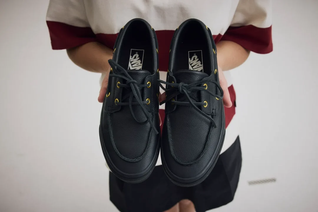 【2026年 2/16 発売】VANS 2-EYELET BOAT SHOE "Leather Black & Tan" (バンズ 2アイレット ボート シューズ "レザー ブラック/タン") [VN000Z11TAN/VN000Z11CJK]