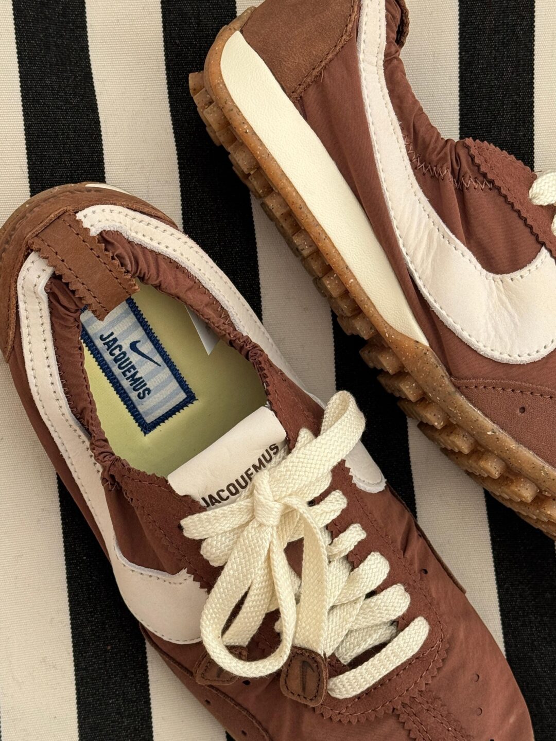 【国内 2026年 3/9 発売】JACQUEMUS × NIKE MOON SHOES 2026 SS (ジャックムス ナイキ ムーンシューズ) [HV8547-002/HV8547-200/HV8547-601]