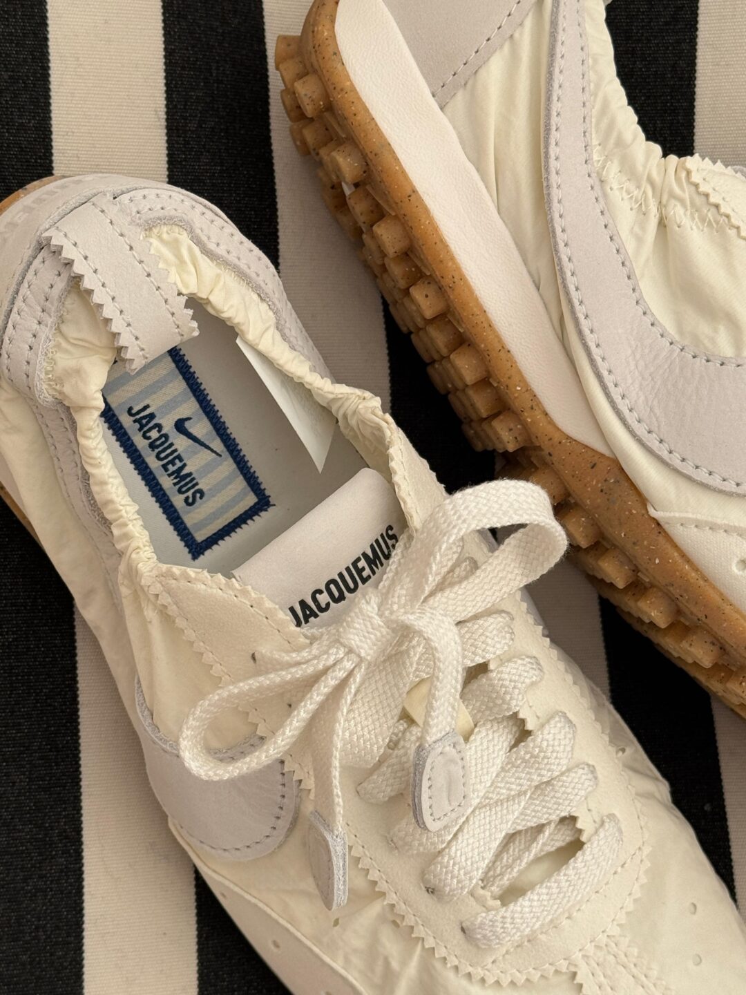 【国内 2026年 3/9 発売】JACQUEMUS × NIKE MOON SHOES 2026 SS (ジャックムス ナイキ ムーンシューズ) [HV8547-002/HV8547-200/HV8547-601]