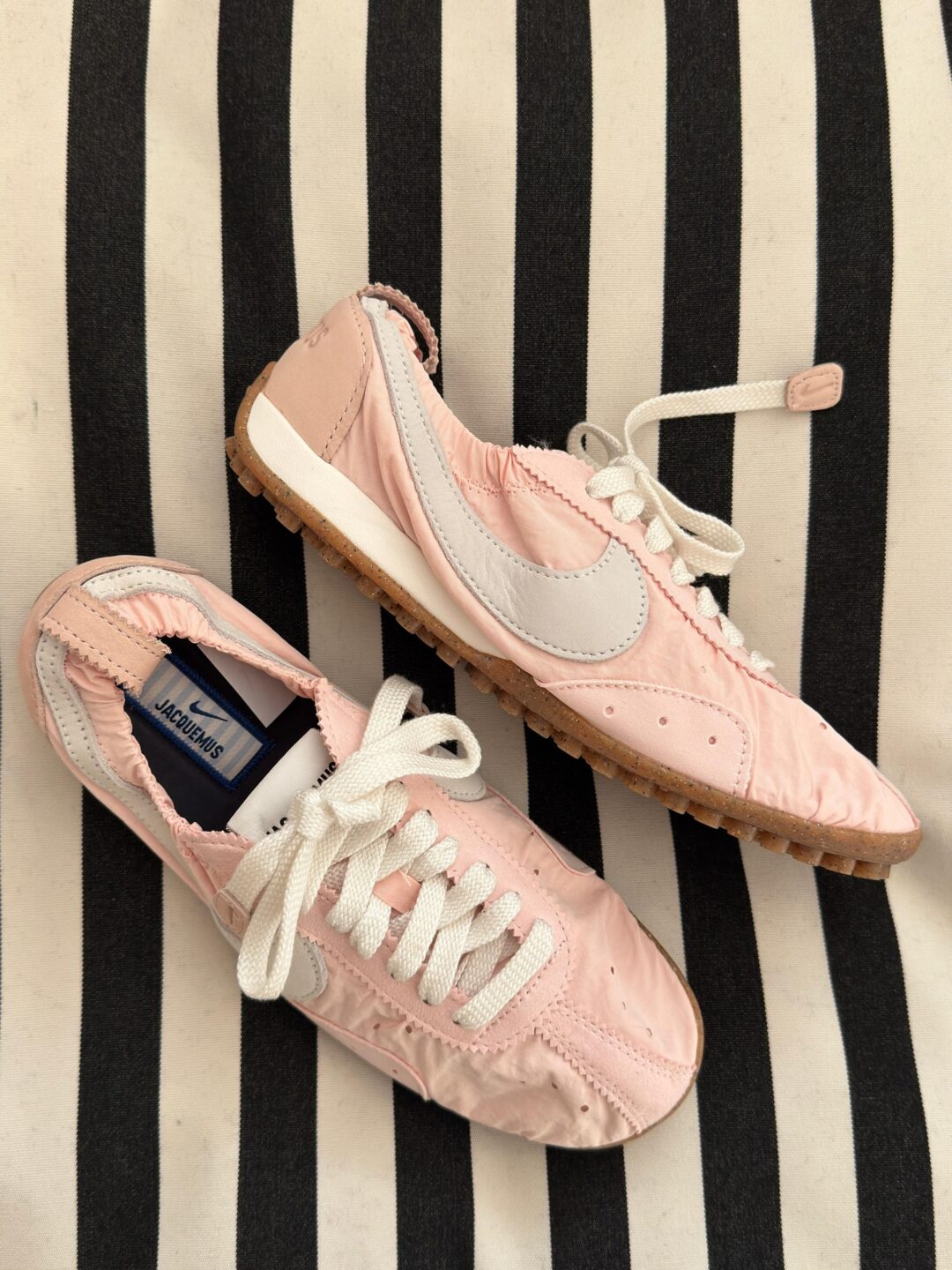 【国内 2026年 3/9 発売】JACQUEMUS × NIKE MOON SHOES 2026 SS (ジャックムス ナイキ ムーンシューズ) [HV8547-002/HV8547-200/HV8547-601]