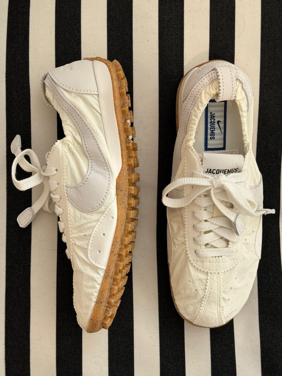 【国内 2026年 3/9 発売】JACQUEMUS × NIKE MOON SHOES 2026 SS (ジャックムス ナイキ ムーンシューズ) [HV8547-002/HV8547-200/HV8547-601]