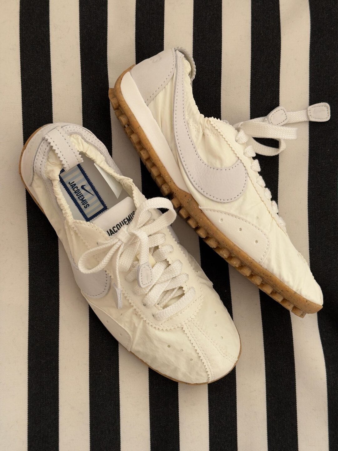 【国内 2026年 3/9 発売】JACQUEMUS × NIKE MOON SHOES 2026 SS (ジャックムス ナイキ ムーンシューズ) [HV8547-002/HV8547-200/HV8547-601]