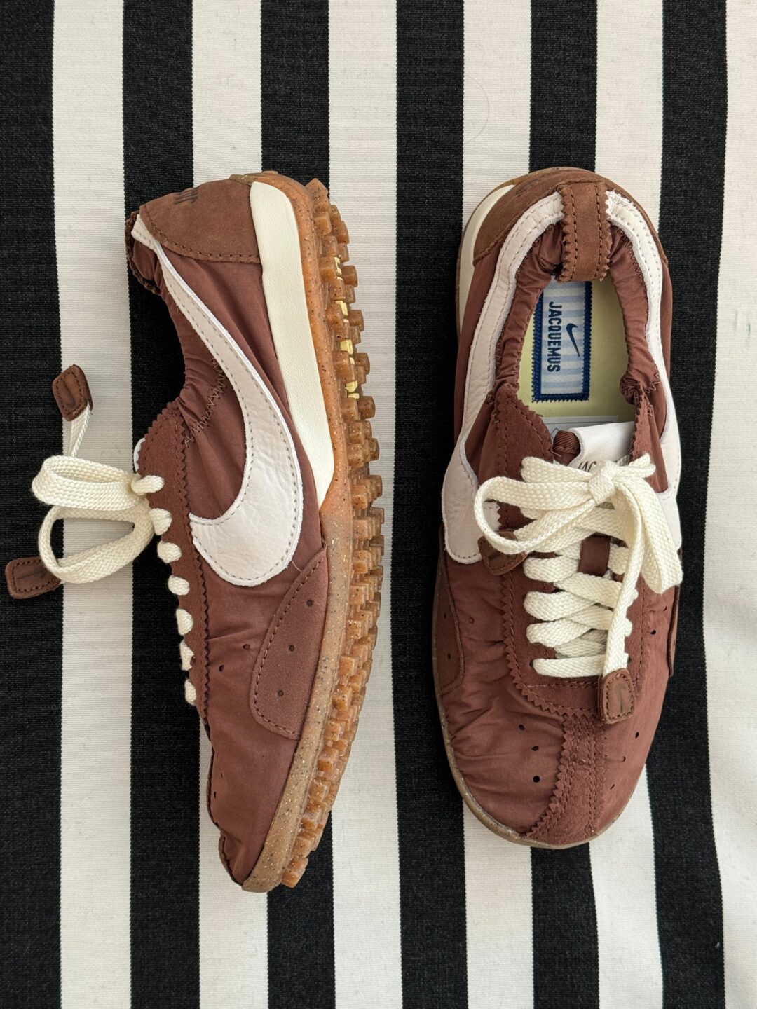 【国内 2026年 3/9 発売】JACQUEMUS × NIKE MOON SHOES 2026 SS (ジャックムス ナイキ ムーンシューズ) [HV8547-002/HV8547-200/HV8547-601]