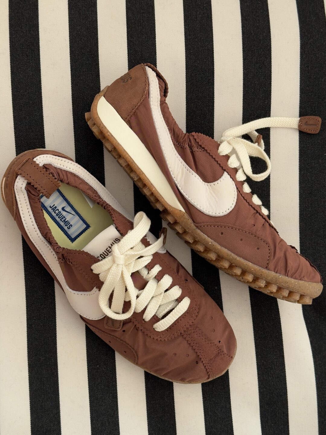 【国内 2026年 3/9 発売】JACQUEMUS × NIKE MOON SHOES 2026 SS (ジャックムス ナイキ ムーンシューズ) [HV8547-002/HV8547-200/HV8547-601]