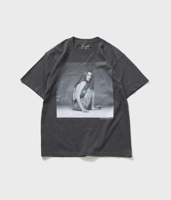 「Kate moss/ケイト・モス」をプリントしたBIOTOP “KateMoss by Patrick Demarchelier” Photo Tee 2026年 春夏モデルが3/14 発売 (ビオトープ)