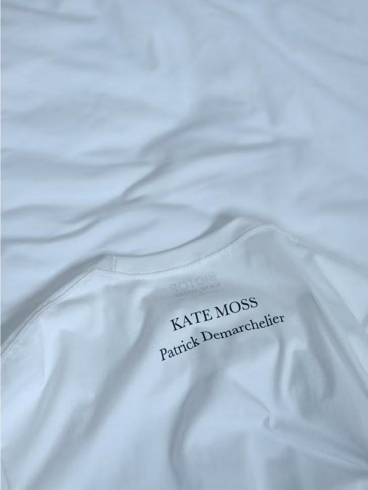 「Kate moss/ケイト・モス」をプリントしたBIOTOP “KateMoss by Patrick Demarchelier” Photo Tee 2026年 春夏モデルが3/14 発売 (ビオトープ)